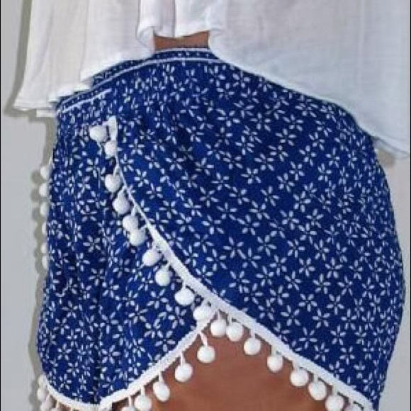 🆕NEW ARRIVAL❣️ BLUE VINTAGE PRINT POM POM SHORTS - Picture 2 of 4